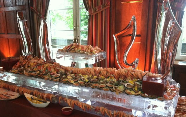Harp-shaped decorative ice sculpture