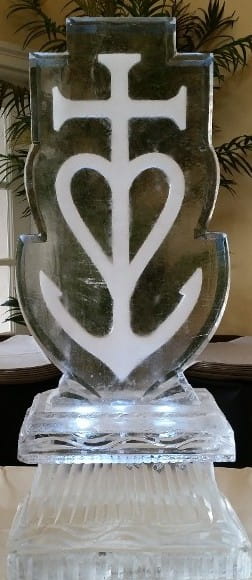 Heart-shaped swan ice sculpture for wedding décor