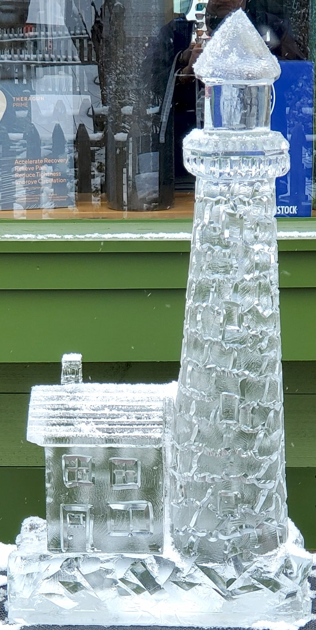 Crystal-clear ice column centerpiece