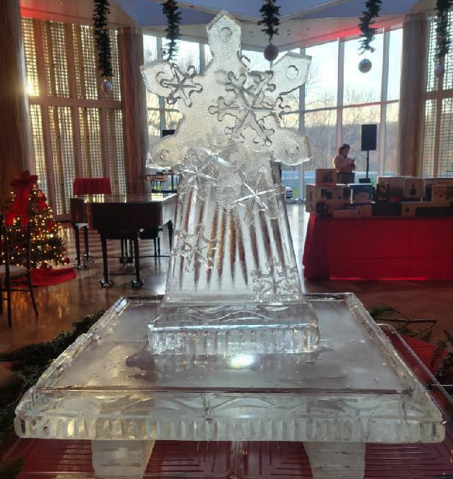 Ice matters - snowflake cluster in center of 40 inch x 40 inch tray