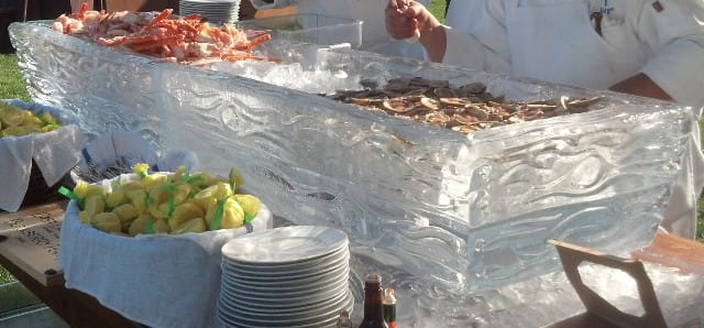 Ice drink luge with flowing channel