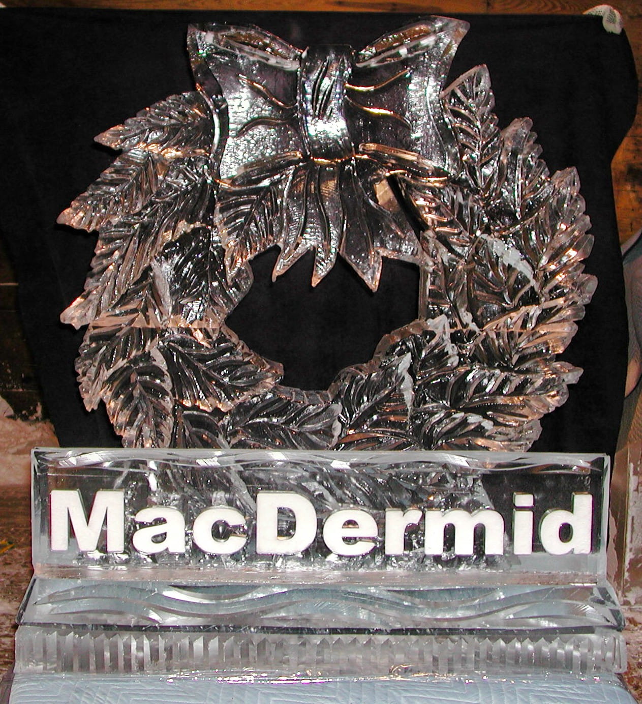Snowfilled Logo in front of Wreath with Bow